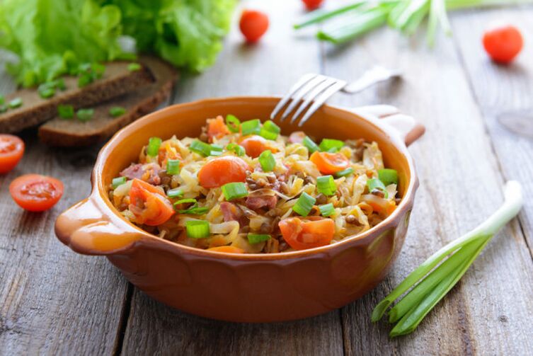 ខណៈពេលដែលសង្កេតមើលរបបអាហារផឹកវាត្រូវបានអនុញ្ញាតឱ្យរៀបចំ stew បន្លែ chopped